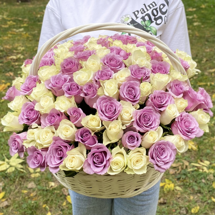 101 белая и сиреневая роза в корзине